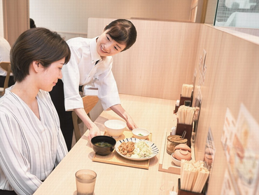 定食レストランのホールスタッフ★ご案内と配膳中心のカンタンなホール業務！食事代が浮いて嬉しい！食事補助有◎