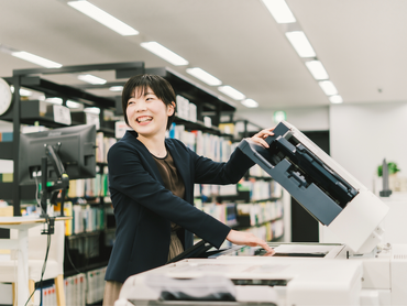 【事務スタッフ】レア求人★きれいなオフィス*安心スタート*ネイル・服装自由*大学生活躍