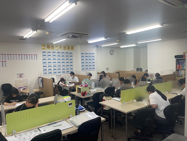 家庭教師のトライから生まれた個別指導塾のトライプラスで講師大募集。週1回勤務ＯＫ。1日1コマ〜（1コマ60分）。未経験者歓迎。研修制度あり。駅近。