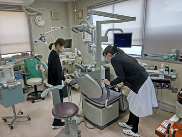 歯科助手、小田急相模原より徒歩7分、平日17時から20時30分、土曜日8時半から17時30分、シフト制、ライフスタイルに合わせて勤務でき、長く安定して働ける職場です。土曜、平日17時以降勤務できる方急募