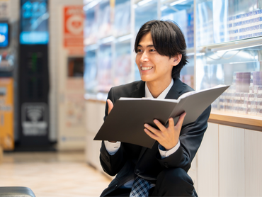 週2日4ｈ〜勤務OK！コンタクトレンズ販売スタッフ募集！　バイトデビュー歓迎◎　駅チカで通勤もラクラク♪　テスト期間のシフト相談応じます☆　社割でカラコンもお得にゲット！アルバイトさんも有給使えます♪