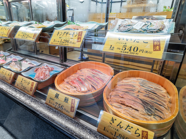 【11/24~1/7の短期お歳暮販売スタッフ】人形町駅・水天宮前駅スグ！デパ地下で食品販売のお仕事♪未経験・大学4年生大歓迎♪1日5時間〜OK！面接時履歴書不要！＠魚久　本店