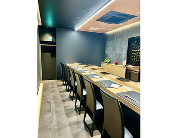 鮨店のホールスタッフ大募集！週２～３OK！大型連休は時給UPも可能！