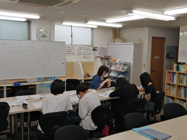 家庭教師のトライから生まれた個別指導塾のトライプラスで講師大募集。週1回勤務ＯＫ。1日1コマ〜（1コマ60分）。未経験者歓迎。研修制度あり。駅近。