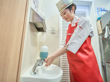 お弁当屋さんの接客・調理★美味しいお弁当が半額で食べられる食事補助有！学生さん大歓迎！大手企業だから待遇もバッチリ！短時間、短日数勤務もOK！