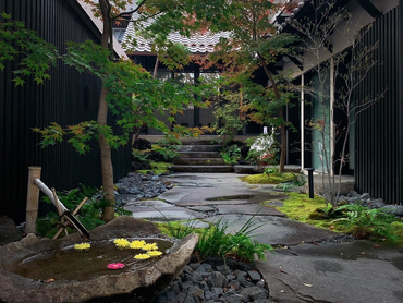 古民家紅茶サロンのカフェスタッフ｜お菓子の試食があります｜落ち着いた空間で接客