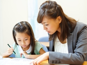 【未経験歓迎！研修あり】中学生対象の個別塾講師！週1日1コマ～OK！◎得意教科1科目～指導OK！英会話レッスン社割で受講可能♪