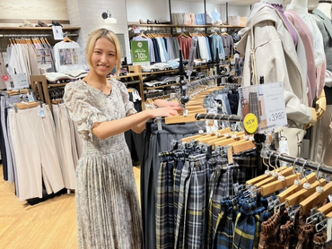 レディースアパレルスタッフ募集！服装・髪色は自由★オシャレに楽しく働きませんか？？