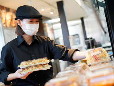 お惣菜店の調理・品出し