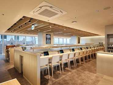 【時給1,350円＋週末時給UP！】髪色・髪型・ピアス自由✨「AI×食」の最先端キッチンで未経験でも楽々デビュー✨カナダワーホリ支援あり！