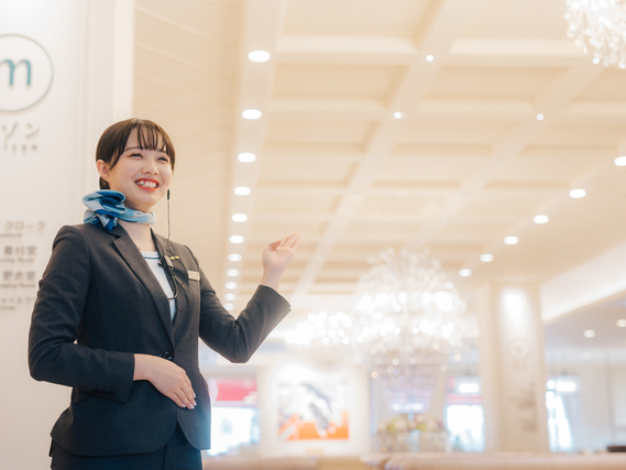 【結婚式場のコンシェルジュ】アルバイトデビュー、未経験、友人同士の応募大歓迎★なんば駅直結の結婚式場♪お客様をお迎え・ご案内するお仕事。週1日～OKの詳細画像