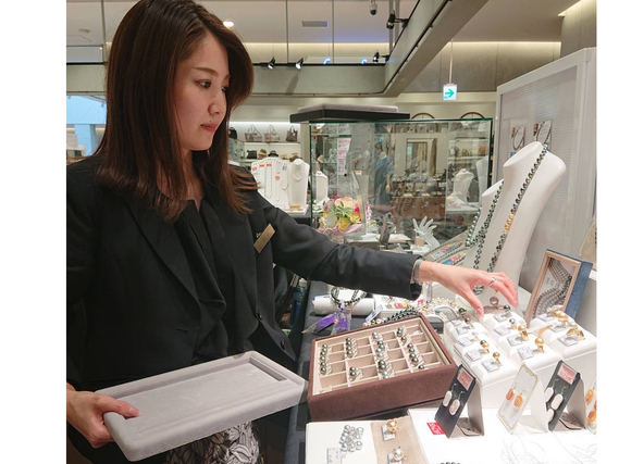 土日・平日19時半までのアクセサリー販売 　授業に合わせて勤務可能！！の詳細画像