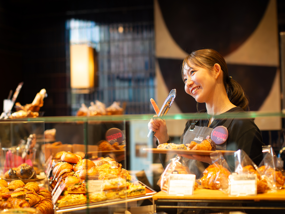 【12月オープン・有楽町駅すぐ】週2、1日4h～OK！ パンやコーヒーに囲まれて、自分らしい接客を楽しめる／カフェスタッフ募集｜髪型髪色自由・美味しいまかない◎の詳細画像