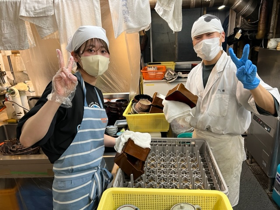 洗浄機を使った食器洗い。バイトデビュー歓迎　二週間ごとのシフト提出OK　髪型自由　200年の老舗だから親も安心。賄（まかない）付きです。の詳細画像
