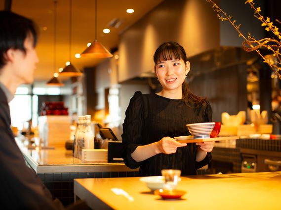 東京駅直結／時給1300～1600円★おいしいまかないあり＆交通費支給＆髪色自由◎新丸ビルのモダンなダイニングでサービススタッフ大募集の詳細画像