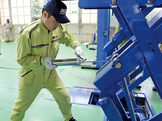 自動車整備用リフトの点検補助作業！クルマ好き歓迎！の詳細画像