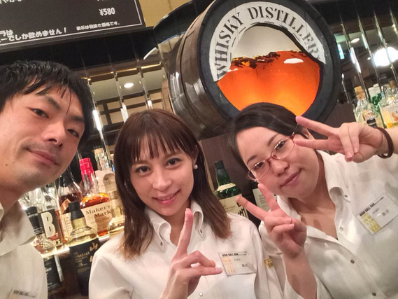 【梅田駅すぐ！映えるレトロ酒場でバイトデビュー♪】シフト柔軟◎授業やサークルとの両立も安心！絶品まかない＆嬉しいスタッフ割引あり♪人と話すのが好きな方歓迎！の詳細画像