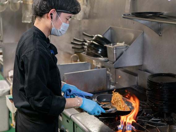 ★シーフードレストランの調理スタッフ★履歴書不要／週2日～／土日祝は時給1270円～／未経験大歓迎で友達との応募もOK！ネイル◎絶品まかないアリ♪の詳細画像