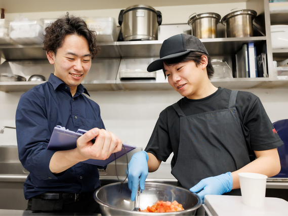 ★シーフードレストランの調理スタッフ★履歴書不要でオンライン面接◎週3日～／時給1350円～／未経験大歓迎＆友達との応募もOK！染髪ネイルもできちゃう！絶品まかないアリ♪の詳細画像