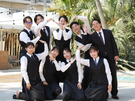 結婚式を一緒に創り上げましょう　THE　BEACH　ブライダルサービススタッフ　週1日～土日のみOK　未経験者歓迎　初アルバイト歓迎　同年代が多いので馴染みやすい　ガクチカ！就活でも評判いいですよの詳細画像