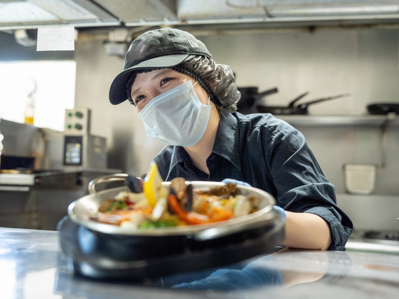 ★シーフードレストランの調理スタッフ★長崎国際大学の学生活躍中！履歴書不要でオンライン面接◎週2日～／土日祝は時給1250円～／未経験大歓迎！友達との応募もOK！絶品まかないアリ♪の詳細画像