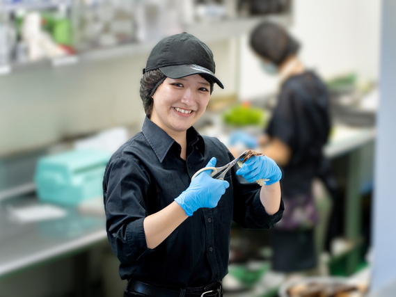 ★シーフードレストランの調理スタッフ★履歴書不要でオンライン面接◎週3日～／時給1230円～／未経験大歓迎＆友達との応募もOK！染髪ネイルもできちゃう！絶品まかないアリ♪の詳細画像