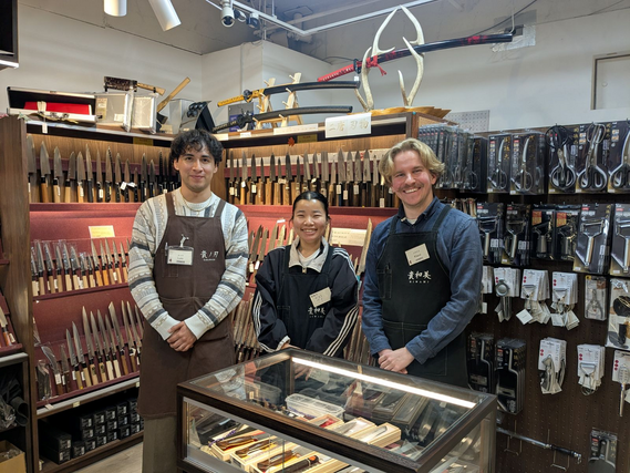 海外からの観光客のお客様に、主に英語を使い販売するお仕事です。英語のスキルアップを目指す方に最適なお仕事です。の詳細画像