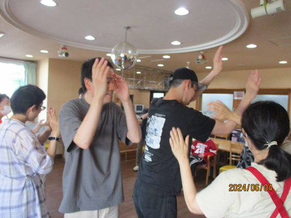 【ソイル栄★大船駅より徒歩☆バイク自転車通勤OK】交通費実費支給☆土・日の募集です★１４：００～１６：００の２時間勤務！入浴サポート（更衣など）、ドライヤーサポート、皮膚ケアのサポート、利用者さんにお茶の提供、浴室掃除、物品片づけ、掃除、洗濯などをお願いします！福祉施設を知りたいという学生さんもぜひご応募ください(^^♪の詳細画像