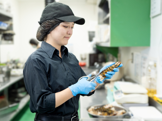 ★シーフードレストランの調理スタッフ★履歴書不要でオンライン面接◎週2日～／土日祝は時給1250円～／未経験大歓迎！友達との応募OK！ネイルも◎絶品まかないアリ♪の詳細画像