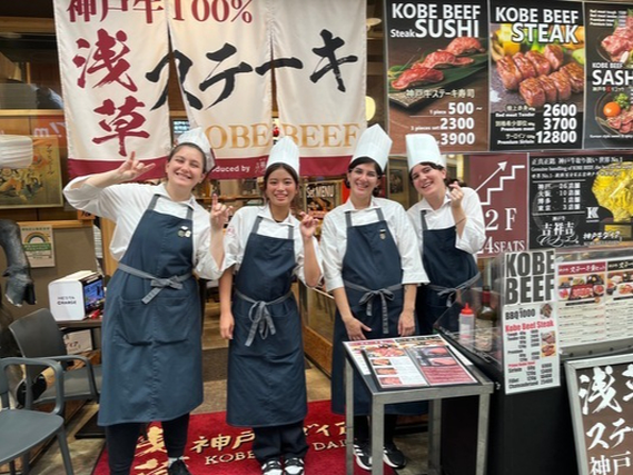 🍽️【週1～OK✨】学校・サークルと両立できる！神戸牛レストランでおしゃれバイト🎵 英語や中国語も活かせる国際的な職場🌏 未経験歓迎！まかない付き・駅チカ◎友達との応募もOK！の詳細画像