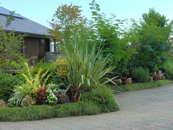 住宅展示場内の花壇での水まき・草取り等の作業の詳細画像