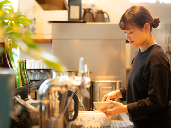 ＜麻布十番駅スグ＞ 時給1300円／履歴書不要／バイトデビュー歓迎！／昇給・絶品まかないあり／国内外に90拠点展開／社割で系列ブランドも30％OFF／モダンな和食ダイニングのホール募集◎の詳細画像