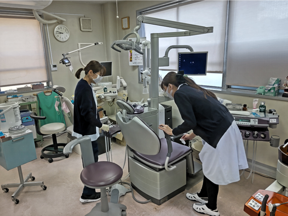 歯科助手、小田急相模原より徒歩7分、平日17時から20時30分、土曜日8時半から17時30分、シフト制、ライフスタイルに合わせて勤務でき、長く安定して働ける職場です。土曜、平日17時以降勤務できる方急募の詳細画像