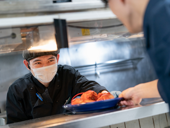 ★シーフードレストランの調理スタッフ★履歴書不要／週3日～◎／時給1260円～／未経験大歓迎＆友達との応募もOK！染髪ネイルもできちゃう！絶品まかないアリ♪の詳細画像